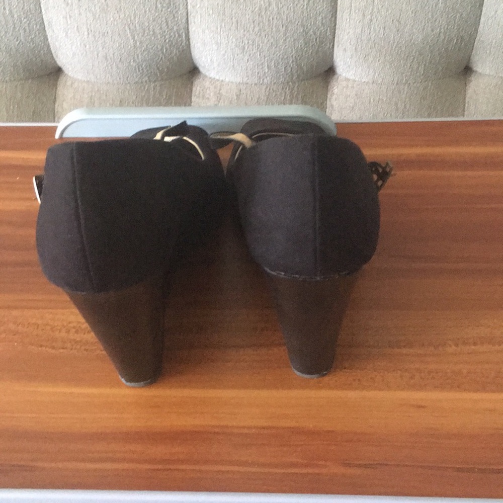Shoes - Picture 3 of 6